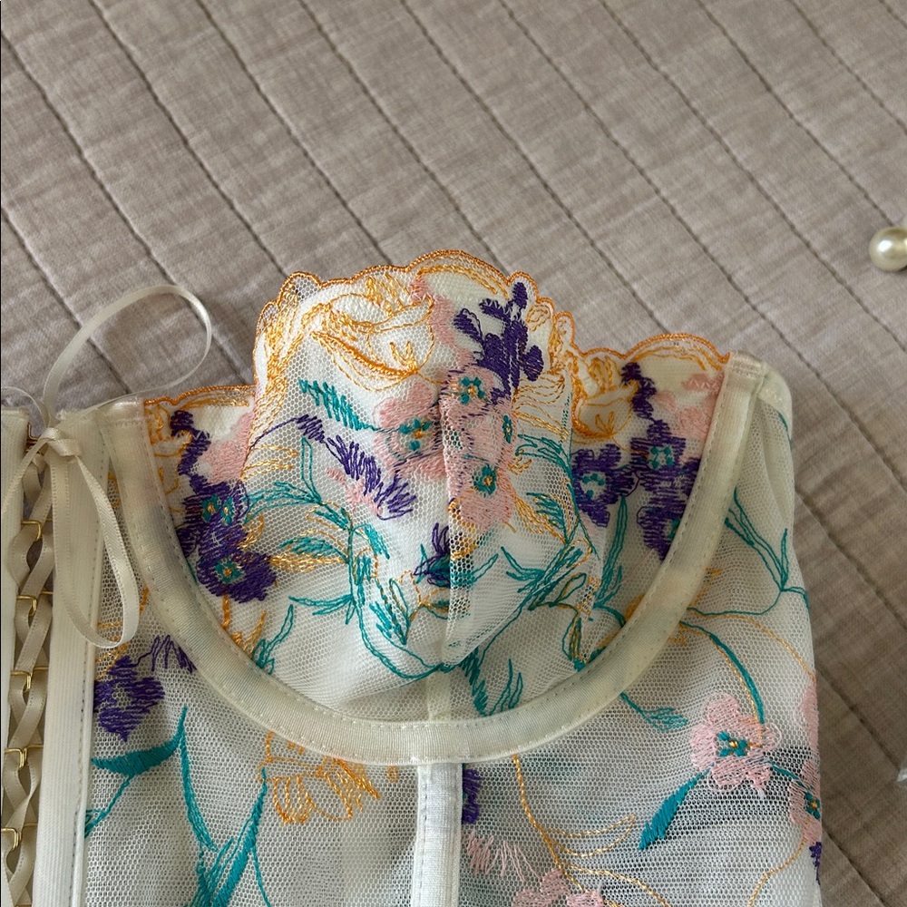 Urban outfitters Flora Embroidered Bustier corset In White Multi M - Picture 5 of 15